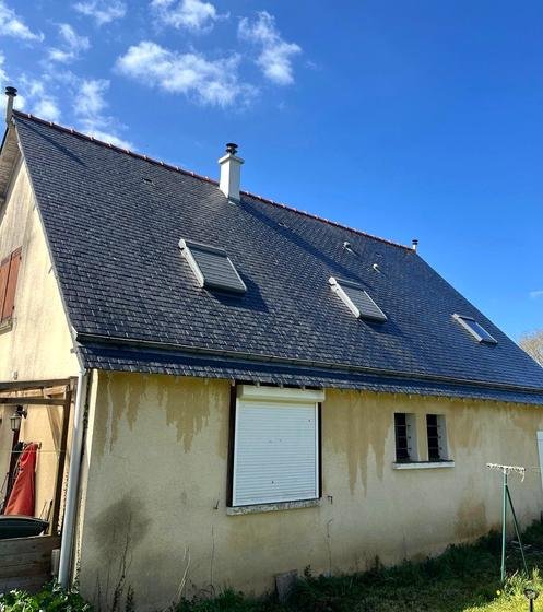 Longère : couverture démoussée puis traitée à l’hydrofuge — chantier STROPPE, couvreur en Ille-et-Vilaine